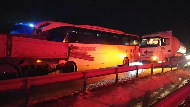 sivasta-feci-kaza-yolcu-otobusu-ile-2-tir-carpisti-1644523756407.jpeg Sivas'ta feci kaza! Yolcu otobüsü ile 2 TIR çarpıştı-1
