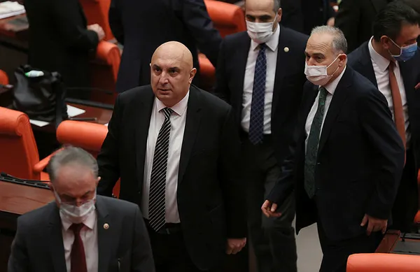 son-dakika-tbmmde-baskan-erdogana-hakaret-eden-chpli-engin-ozkoc-yumruklu-kavga-cikinca-olay-yerini-hemen-terketti-1608994460008.jpg