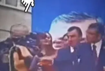 Özgür Özel’in Manisa programında olay! CHP’li Besim Dutlulu Fatma Celepçi’yi sahneden kovdu