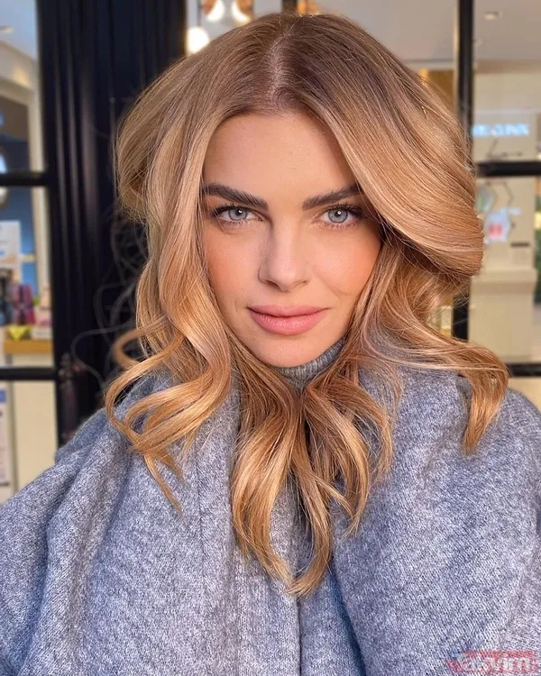 Çift Görkemli Bir Düğünle Adile Sultan Sarayı'nda Evlendi. Şimdilerde İki Çocuk Annesi Olan Pelin Karahan, Hem Ekrandaki Başarısıyla Hem De Ailesine Olan...