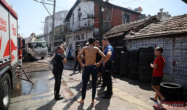 Evin Yanındaki Kömür Satışı Yapılan İş Yerinin Sahipleri, Durumu 112 Acil Çağrı Merkezi'ne Bildirdi. Bu Sırada Çalışanlar İse Alevlerin Kömürlere Ulaşmaması...