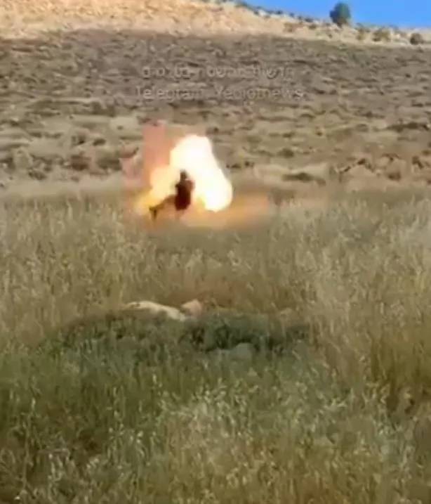 filistin-bayragini-tekmeleyen-israilli-yerlesimciye-bomba-soku-itamar-ben-gvir-talimat-vermisti-bayragi-kaldir-1713686864293.jpeg Filistin bayrağını tekmeleyen İsrailli yerleşimciye bomba şoku! Itamar Ben Gvir talimat vermişti: Bayrağı kaldırmaya çalışırken havaya uçtu-3