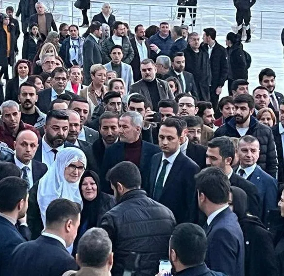 iyi-riyakarlik-28-subati-olumune-savunan-aksener-basortusu-takip-fotograf-cektirdi-1677701125300.jpeg Seçime giderayak 'İYİ' riyakarlık! 28 Şubat'ı ölümüne savunan Meral Akşener bugün başörtüsü takıp fotoğraf çektirdi-2