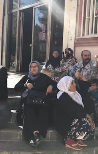 HDP Diyarbakır İl Başkanlığı binasındaki evlat nöbeti büyüyor! 3 aile daha katıldı