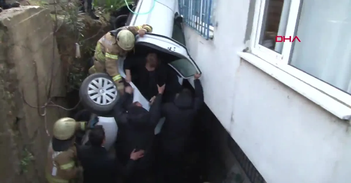 Üsküdar'da otomobil boşluğa düştü: 3 yaralı