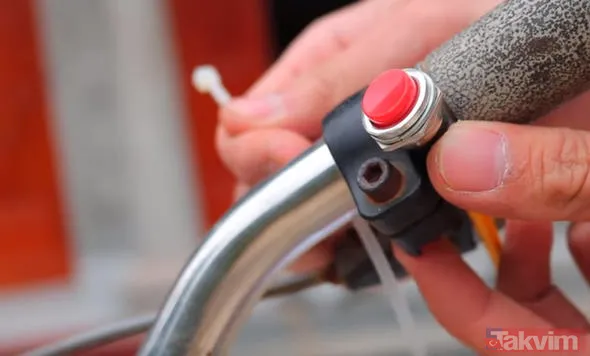 Bisikletin Direksiyonunda Uygun Bir Yere Bu Tuşu Monte Ediyoruz.