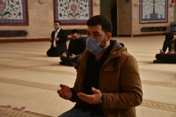 kahramanmarasta-muhsin-yazicioglunun-ruhu-icin-okunan-hatimlerin-duasi-yapildi-1617217399645.jpg Kahramanmaraş'ta Muhsin Yazıcıoğlu'nun ruhu için okunan hatimlerin duası yapıldı-4