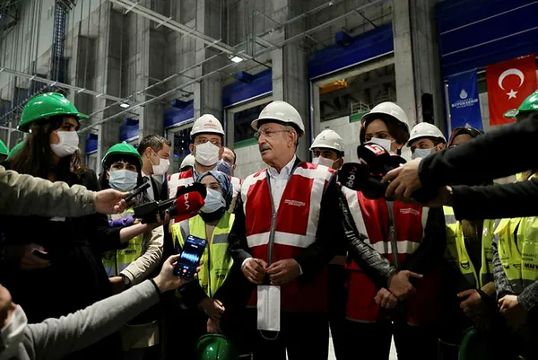 chp-lideri-kemal-kilicdaroglu-fikri-saglarin-basortulu-hkim-sozlerini-yanina-bsortulu-isci-alarak-elestirdi-cagin-neresindeyiz-biz-1609433300730.jpg CHP Lideri Kemal Kılıçdaroğlu, Fikri Sağlar'ın 'Türbanlı hâkim' sözlerini yanına başörtülü parti üyesini alarak eleştirdi: Çağın neresindeyiz biz?-3