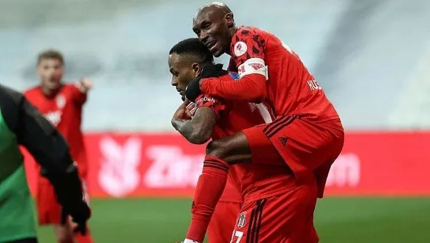 Beşiktaş'ta Cyle Larin ve Atiba Hutchinson Rizespor maçında kadroda olacak mı?-1