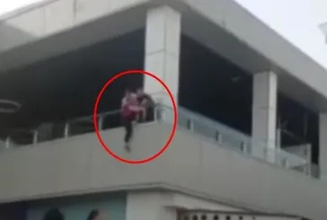 İZLE I İnegöl AVM'de intihar girişimi! İşte o korku dolu anlar...