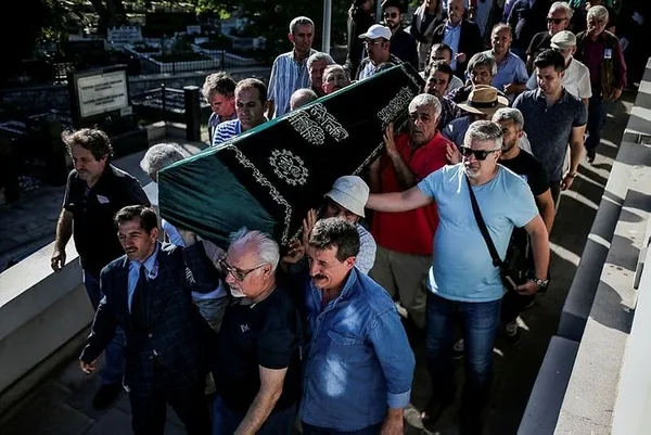 Yeşilçam'ın usta oyuncusu Yalçın Gülhan son yolculuğuna uğurlandı-1