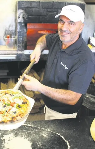 Zeynel Arı evsizlere pizza dağıtıyor