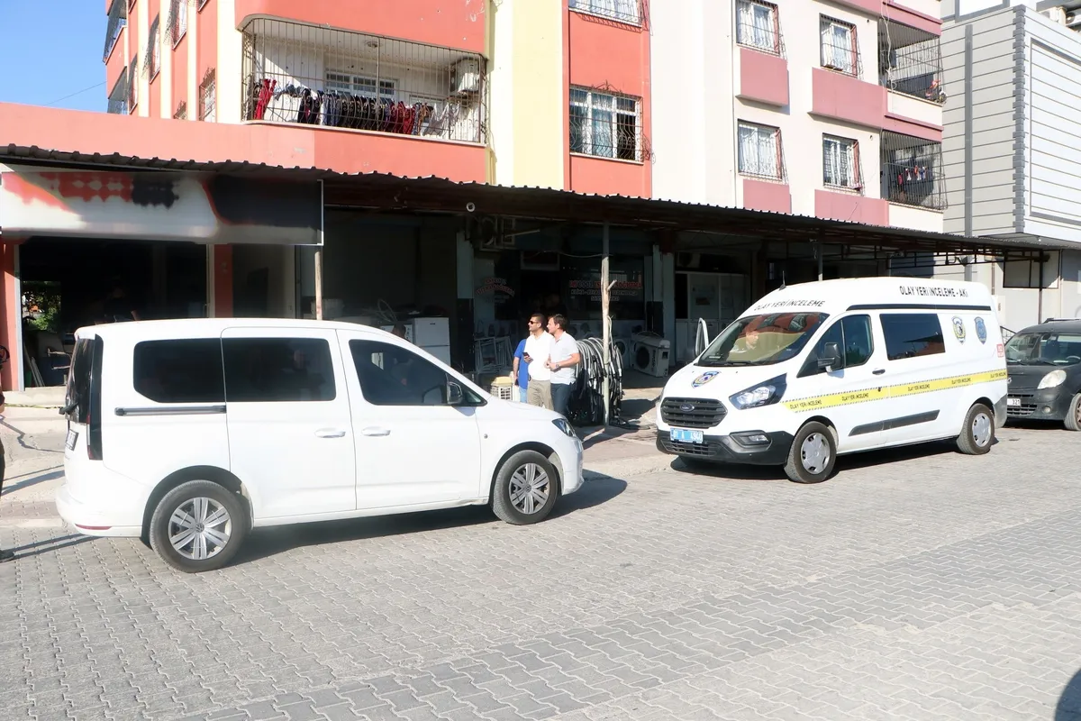 1784565823317.jpeg Adana'da kasklı saldırgan dehşeti: İş yerinde oturan PVC ustasını kurşun yağmuruna tuttu-4