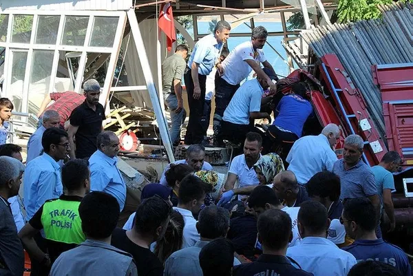 Freni boşalan kamyon, restoranın mescidine girdi: 3 ölü, 2 yaralı-3