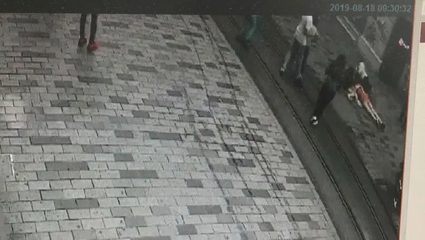 İstiklal Caddesi'nde motosiklet dehşeti! Yardım bile etmeden kaçtı-3
