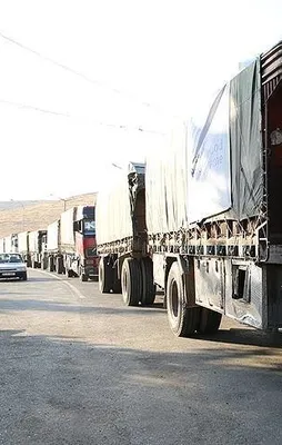 Yardım tırları sınır kapısında bekletiliyor