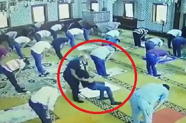 Namaz sırasında baygınlık geçiren genci böyle yakaladı! Yer: Bursa