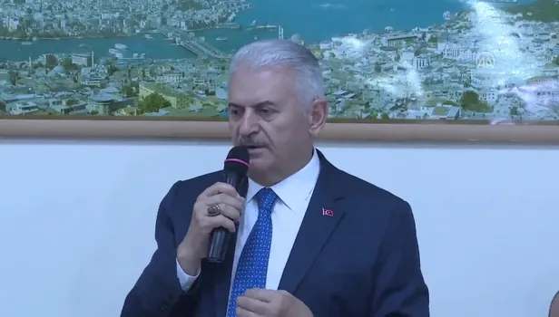 Binali Yıldırım itfaiyecilerle sahur yaptı