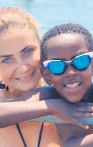 Esra Akkaya, Etiyopya'dan evlat edindiği oğlu Can Alex'le mutluluk sarhoşu