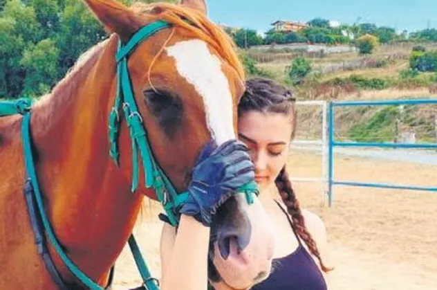 Burcu Özberk at çiftliğinde stres attı!