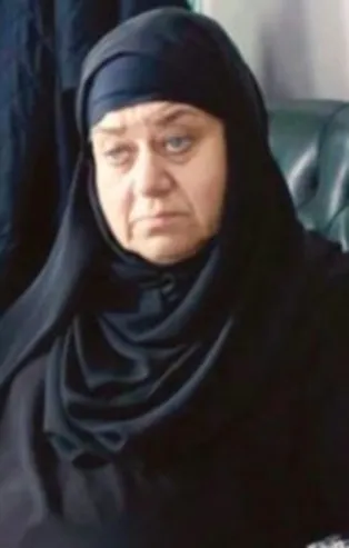 Başörtülülere hakaret eden Serra Yılmaz La Prima Pietra filminde çarşaf giydi