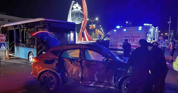 Sivas'ta halk otobüsü ile otomobil çarpıştı: Çok sayıda yaralı var