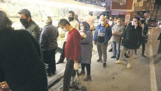 Ekmek sırası: Sokağa çıkma yasağını duyan vatandaş fırına koştu-4