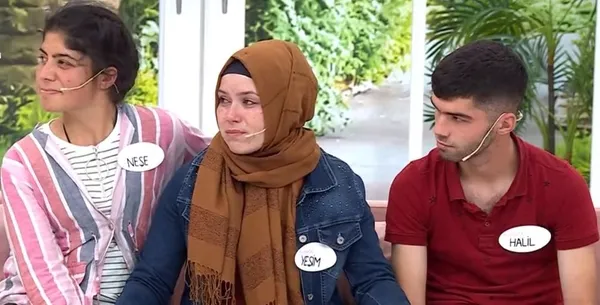 esra-erolda-duygusal-anlar-evlatlik-verilen-kardeslerinin-fotografini-ilk-kez-gorduler-gozyaslari-sel-oldu-1622477721983.jpg Esra Erol’da duygusal anlar! Evlatlık verilen kardeşlerinin fotoğrafını ilk kez gördüler gözyaşları sel oldu-5