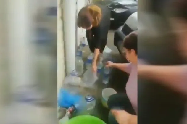 İzmir'de vatandaşlar çatıdan akan suları toplamaya başladı
