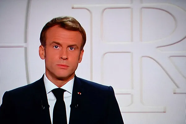 Fransa Cumhurbaşkanı Emmanuel Macron'a dokunan yanar! "Macron istifa" diye bağırdı psikiyatri servisine gönderildi-6