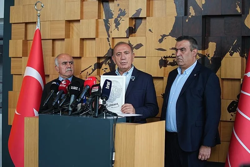 Gürsel Tekin, CHP İstanbul İl Başkanlığında konuştu. (AA)