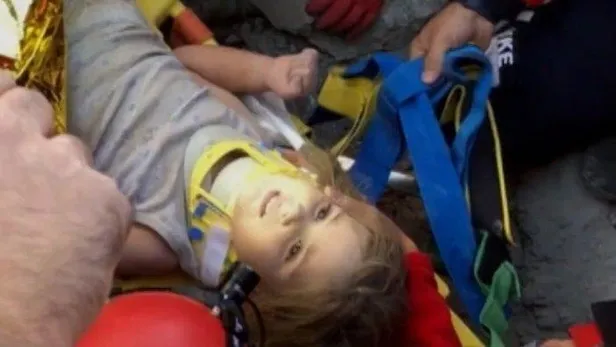 İzmir depreminde yıkılan Rıza Bey Apartmanı'nda 91. saatte mucize! 3.5 yaşındaki Ayda Gezgin canlı olarak kurtarıldı-4