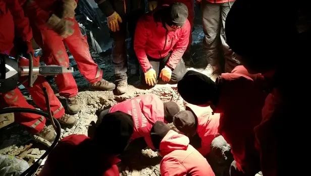 Son dakika: Elazığ'da enkaz altındayken iletişim kurulan Azize anne kurtarıldı-2