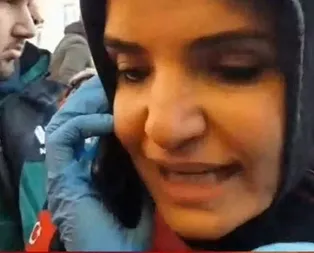 Son dakika: Elazığda enkaz altındayken iletişim kurulan Azize anne kurtarıldı