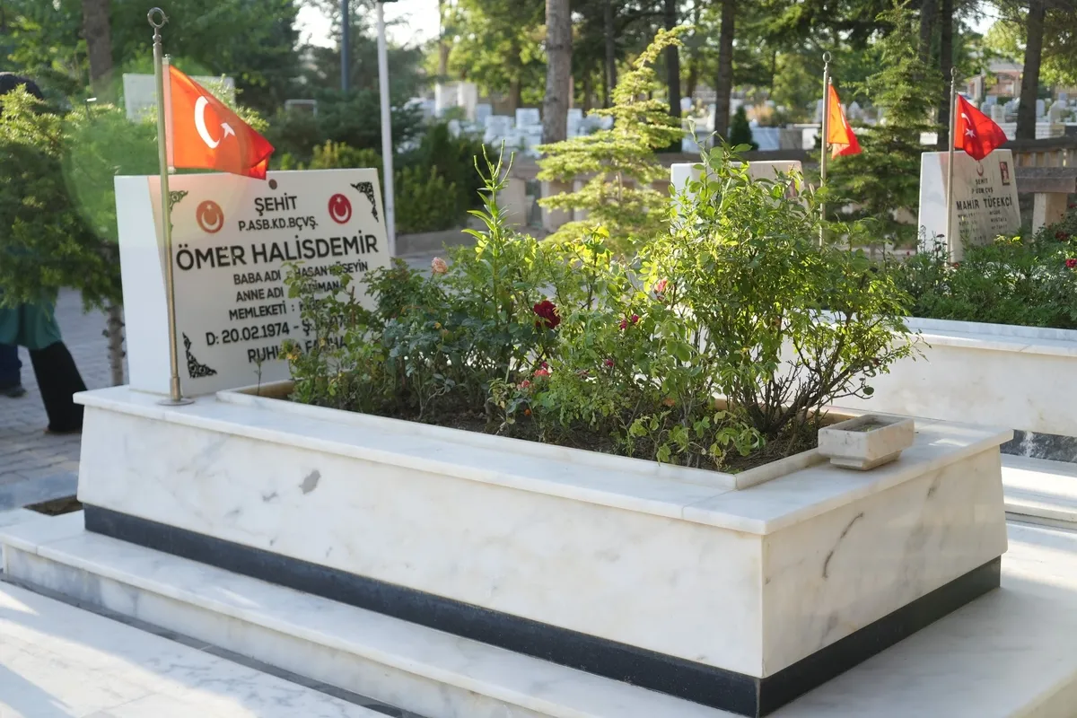 15-temmuz-sehidi-omer-halisdemir-minnetle-aniliyor-1784097831424.jpg Ömer Halisdemir'in kabrine akın... Aksakallı: O Alparslan'ın kefenini giydi! Gazze'den duygulandıran çizim-11