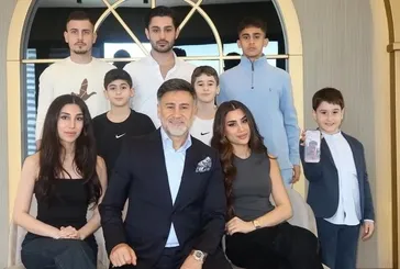 İzzet Yıldızhan’dan yürek ısıtan paylaşım! 9 çocuğuyla kameralar karşısına geçti! Aile her şeydir...