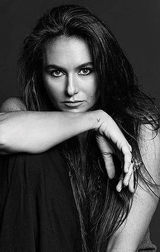 Yediği çekirge yüzünden topa tutulan Eda Taşpınar bu sefer de çekirgeli içecek içti