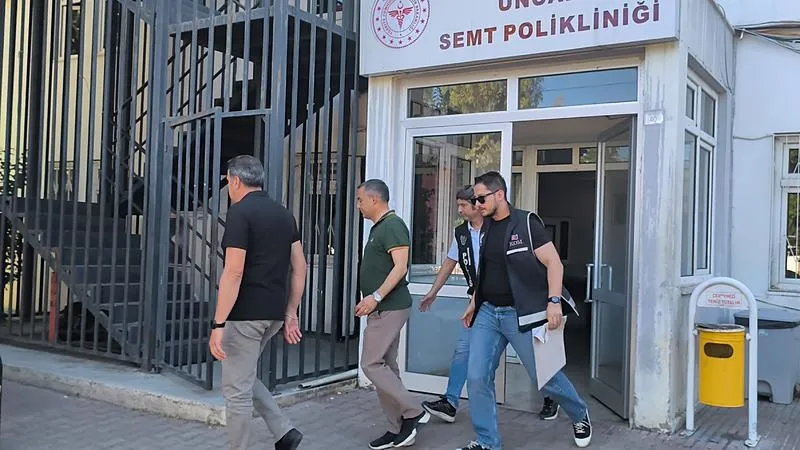 CHP'li Manavgat Belediye Başkanı Niyazi Nefi Kara, sağlık kontrolü sonrası KOM Şube ekipleri tarafından emniyete götürüldü. (İHA)