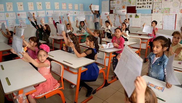 bugun-karneler-saat-kacta-veriliyor-karne-gunu-okula-sivil-gidilir-mi-20-ocak-karne-gunu-okullar-yarim-gun-mu-1674193801844.jpg BUGÜN KARNELER SAAT KAÇTA VERILIYOR? Karne günü okula sivil gidilir mi? 20 Ocak karne günü okullar yarım gün mü, ders işlenecek mi?-3