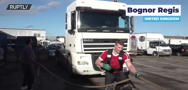 ingilterenin-en-guclu-genci-3-ton-agirligindaki-tiri-20-metre-cekti-1611903493911.jpg İngiltere'nin en güçlü genci! 3 ton ağırlığındaki tırı 20 metre çekti-3