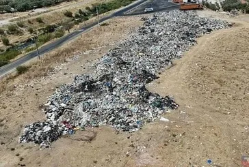 İzmir'in çilesi bitmiyor! CHP’li belediye tatil beldesini çöplüğe çevirdi | "Çöpleri şikayet ettik belediye bizi cezalandırdı"
