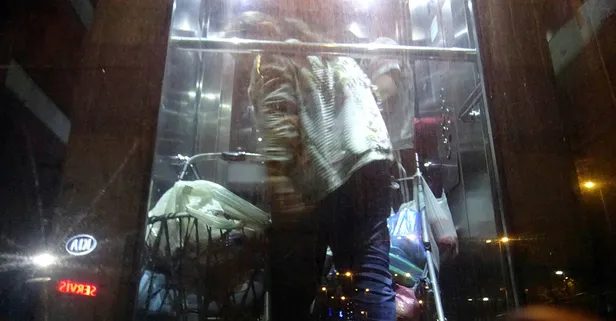 Metrobüs asansöründe korku dolu anlar! Dakikalarca mahsur kaldılar