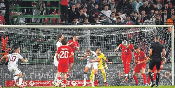 1697407281669.jpeg Vincenzo Montella'dan galibiyet sonrası mutluluk sözleri! "Bu takımın başında olmaktan dolayı gurur duyuyorum"-5