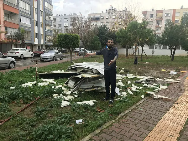 antalyada-hortum-felaketi-catilar-uctu-agaclar-sokuldu-1610532876382.jpg Antalya'da hortum felaketi! Çatılar uçtu ağaçlar söküldü-1