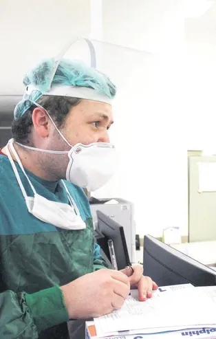 Koronavirüsü yenen doktor şimdi hastalarının umudu oldu