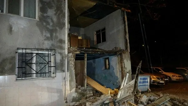 Son dakika: Bursa'da lodos bir evin duvarını yıktı-2