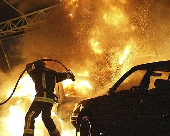 Fransa’da yılbaşı gecesi 945 araç kundaklandı