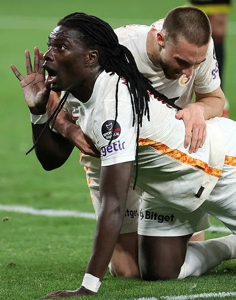 gomis-aslani-atesten-aldi-goztepe-maci-galibiyetiyle-sari-kirmizililar-7-maclik-aradan-sonra-kazandi-1645480918797.jpeg