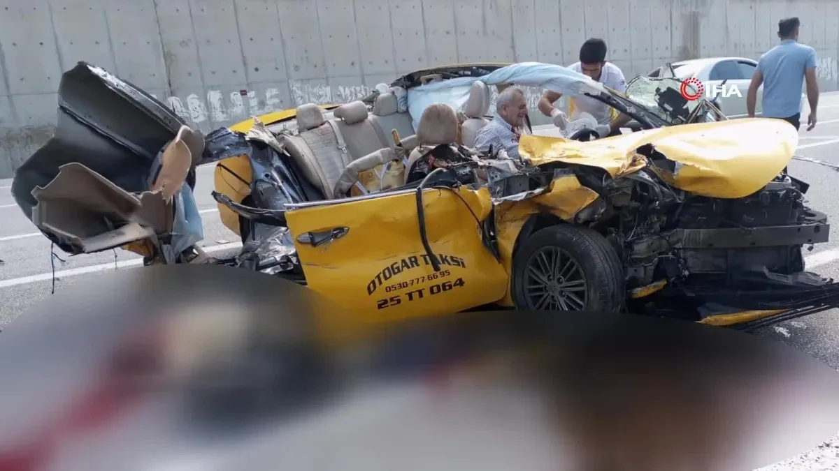 Erzincan'da feci kaza: Komiser ve annesi kazada hayatını kaybetti videosunu izle | Takvim TV