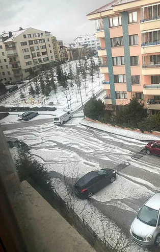Ankara'da dolu sürprizi! Bir anda her yer bembeyaz oldu